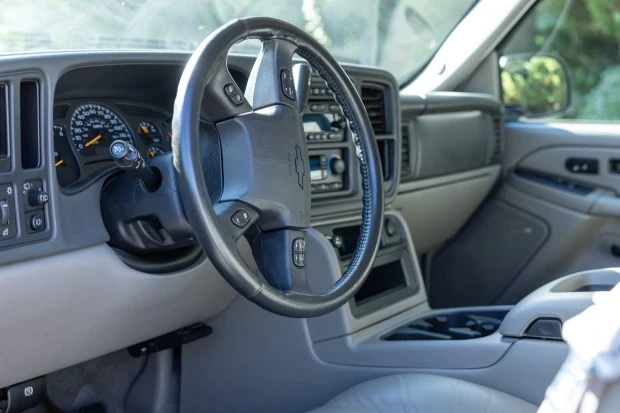 2004 Chevrolet Suburban 9th Gen - Image 5 of 8
