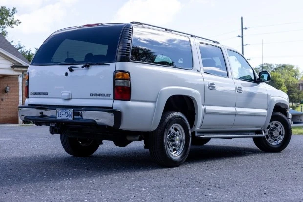 2004 Chevrolet Suburban 9th Gen - Image 2 of 8