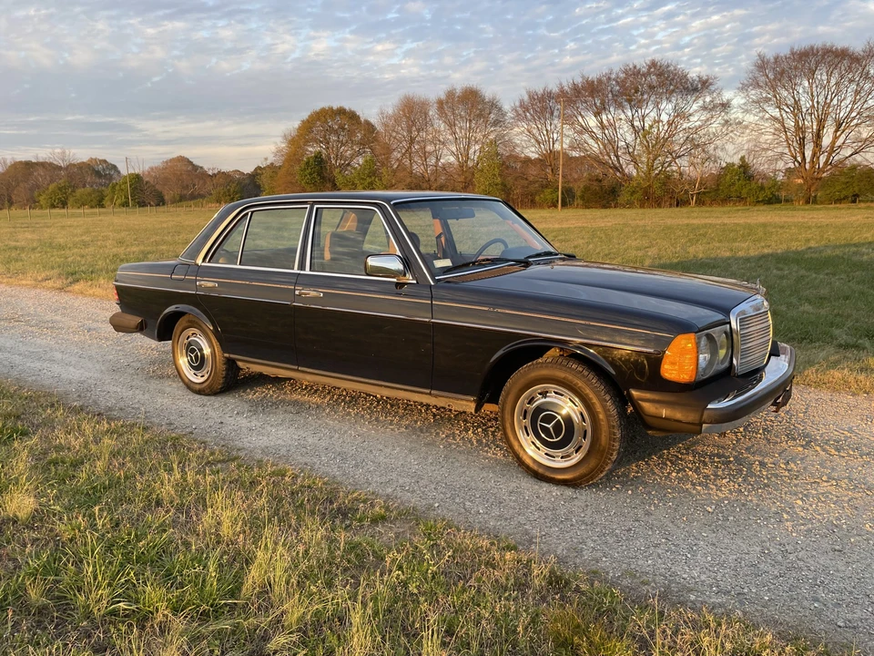 1983 Mercedes-Benz W123 Sedan - Image 12 of 31