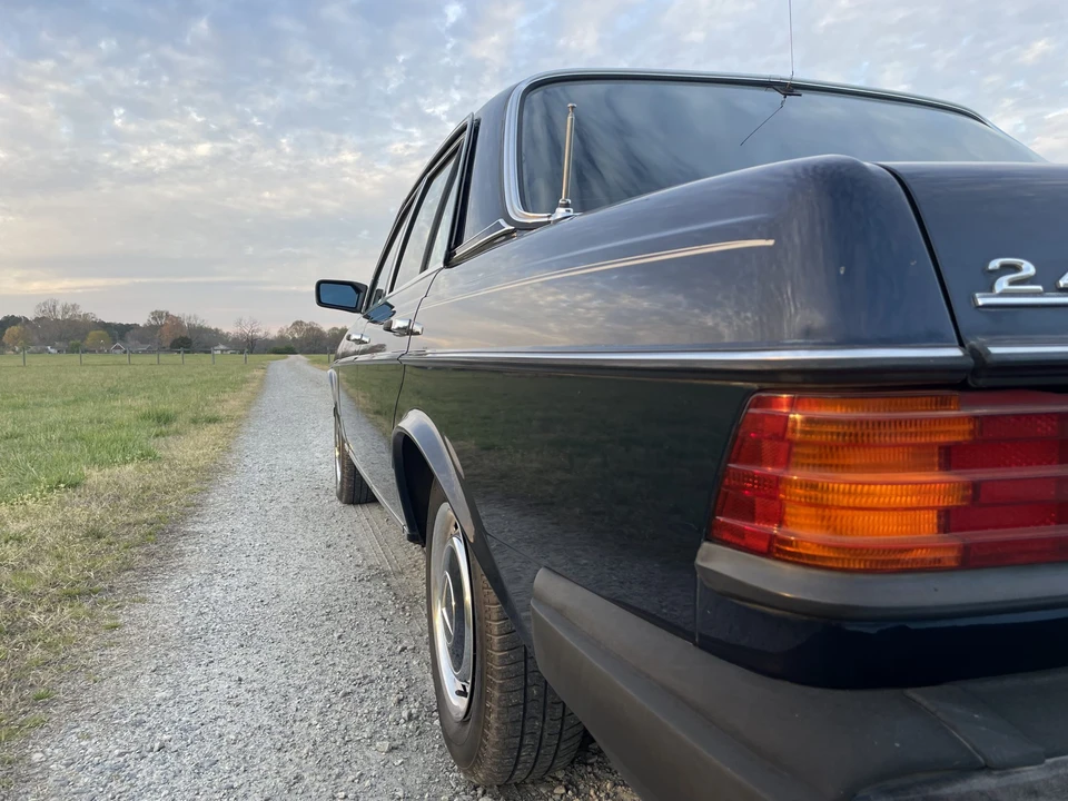 1983 Mercedes-Benz W123 Sedan - Image 25 of 31