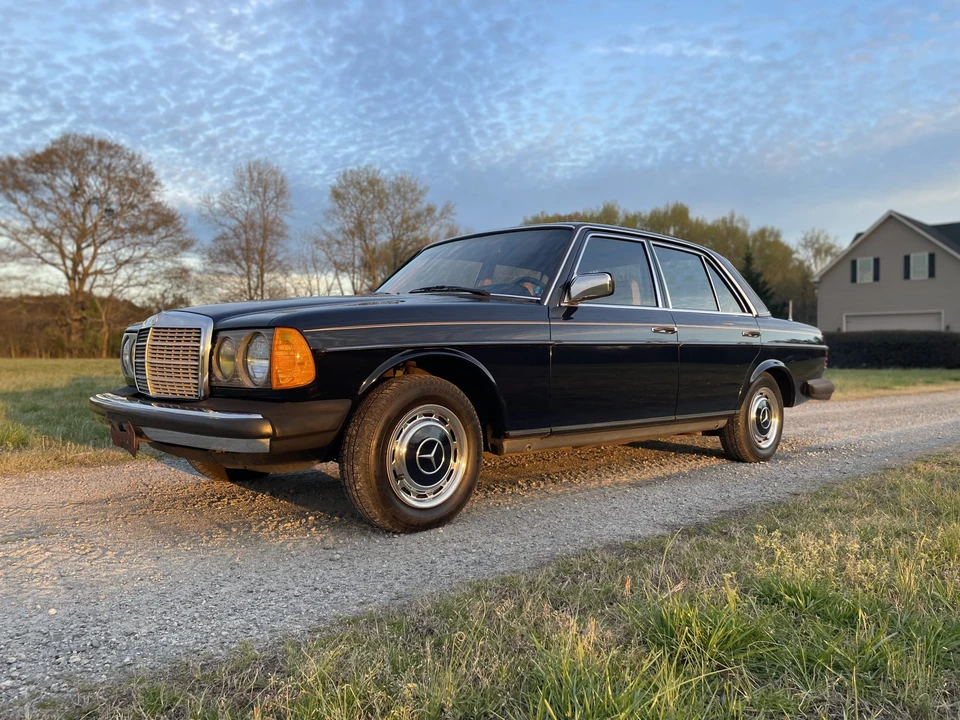 1983 Mercedes-Benz W123 Sedan - Image 2 of 31