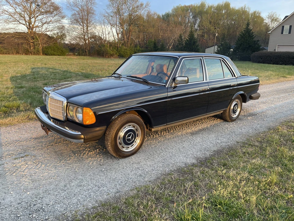 1983 Mercedes-Benz W123 Sedan - Image 4 of 31