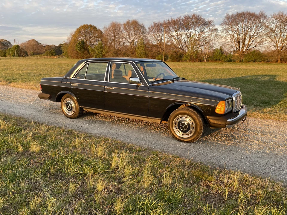 1983 Mercedes-Benz W123 Sedan - Image 13 of 31