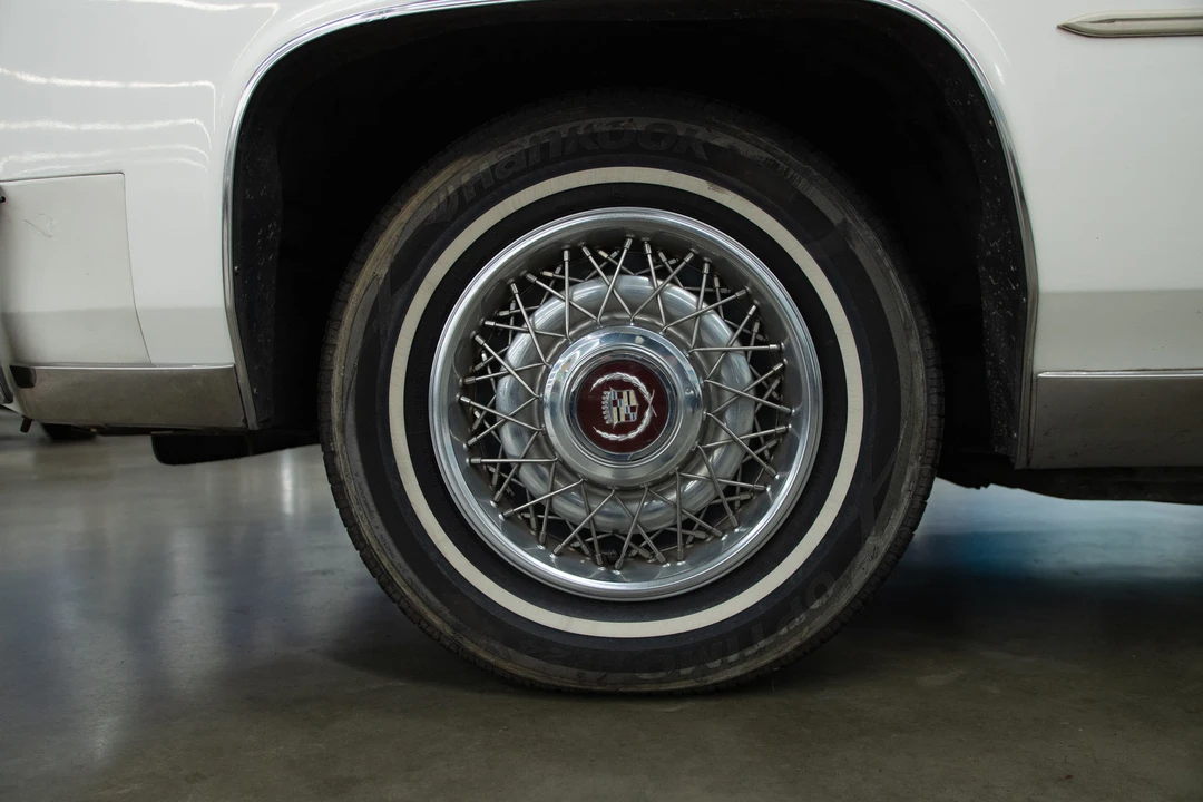1986 Cadillac Fleetwood - Image 9 of 31
