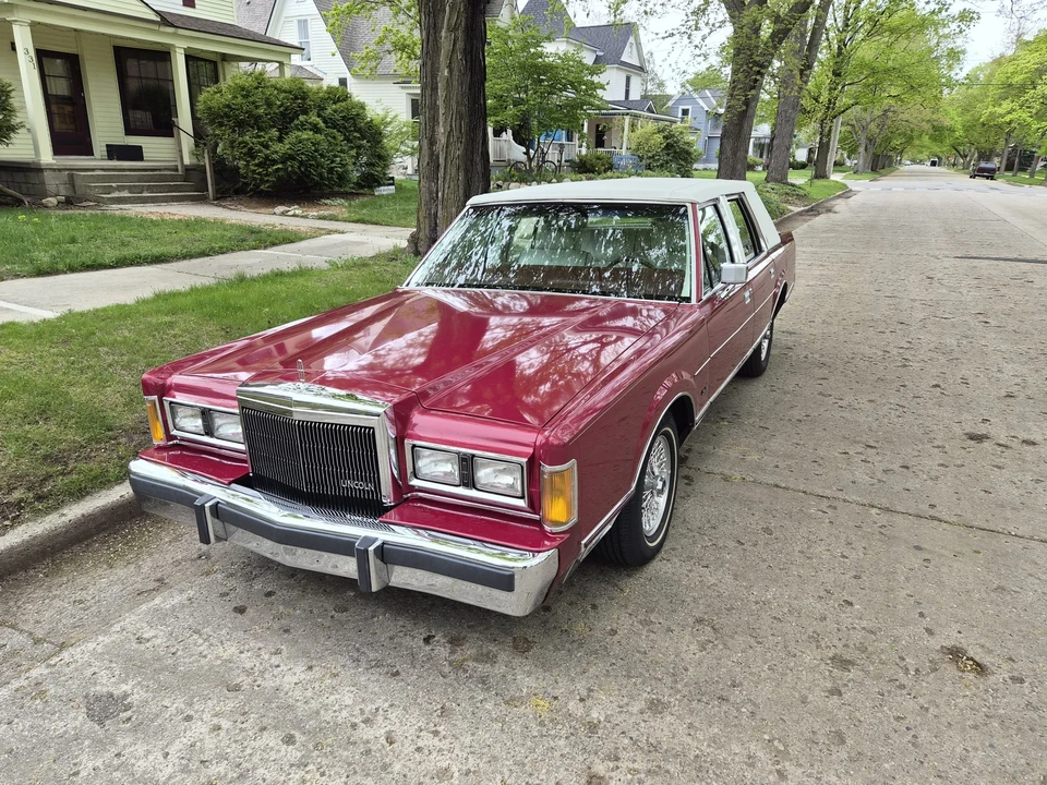 1989 Lincoln Town Car - Image 2 of 31