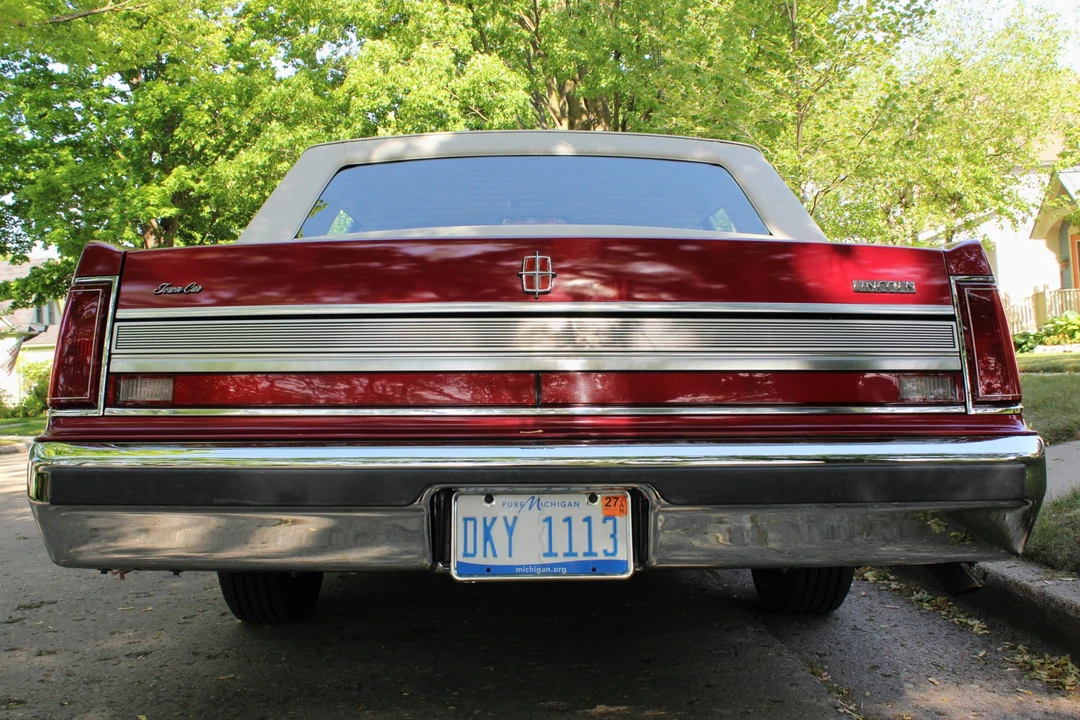 1989 Lincoln Town Car - Image 11 of 31