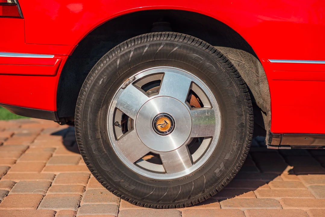 1990 Buick Reatta - Image 30 of 31