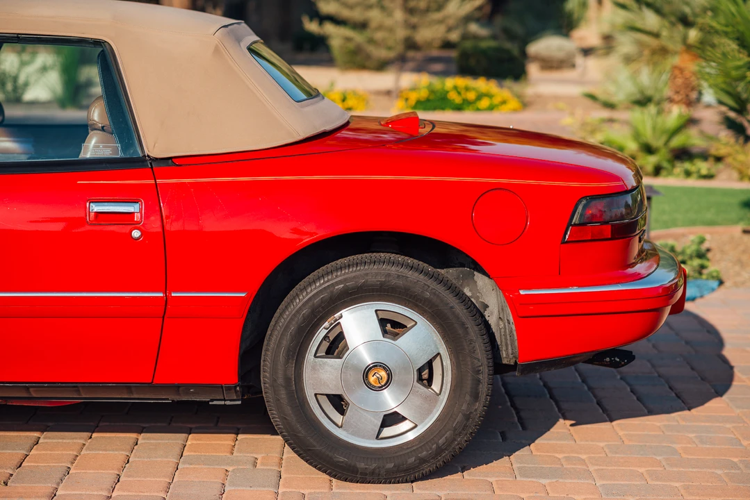 1990 Buick Reatta - Image 29 of 31