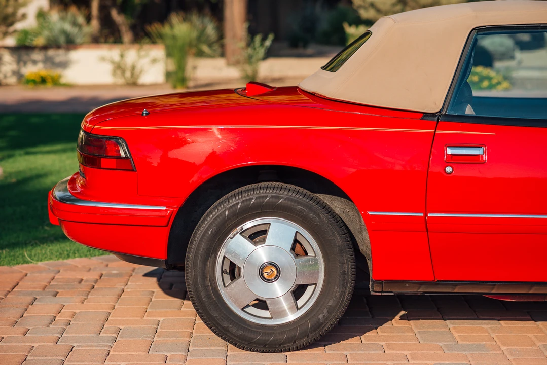 1990 Buick Reatta - Image 26 of 31