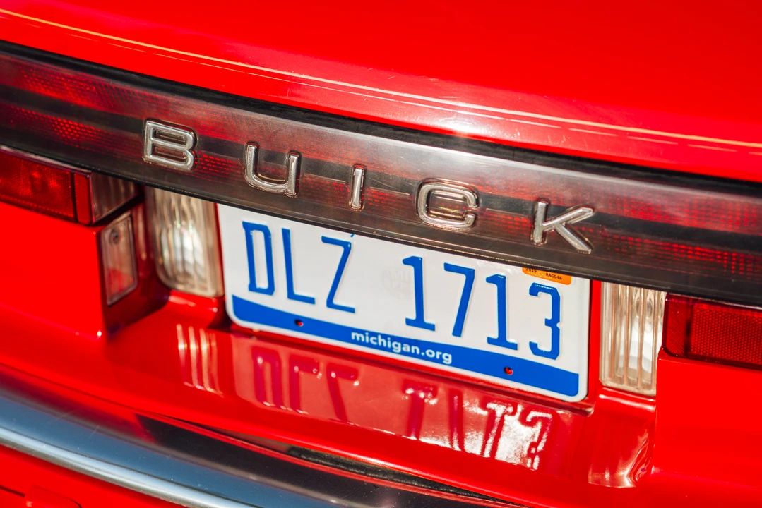 1990 Buick Reatta - Image 20 of 31