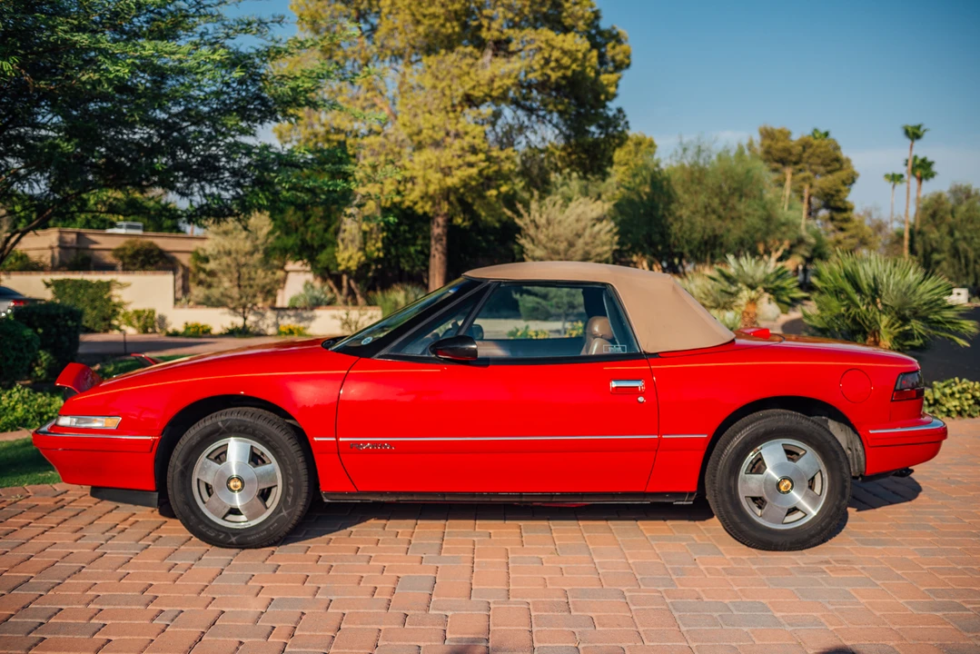 1990 Buick Reatta - Image 2 of 31