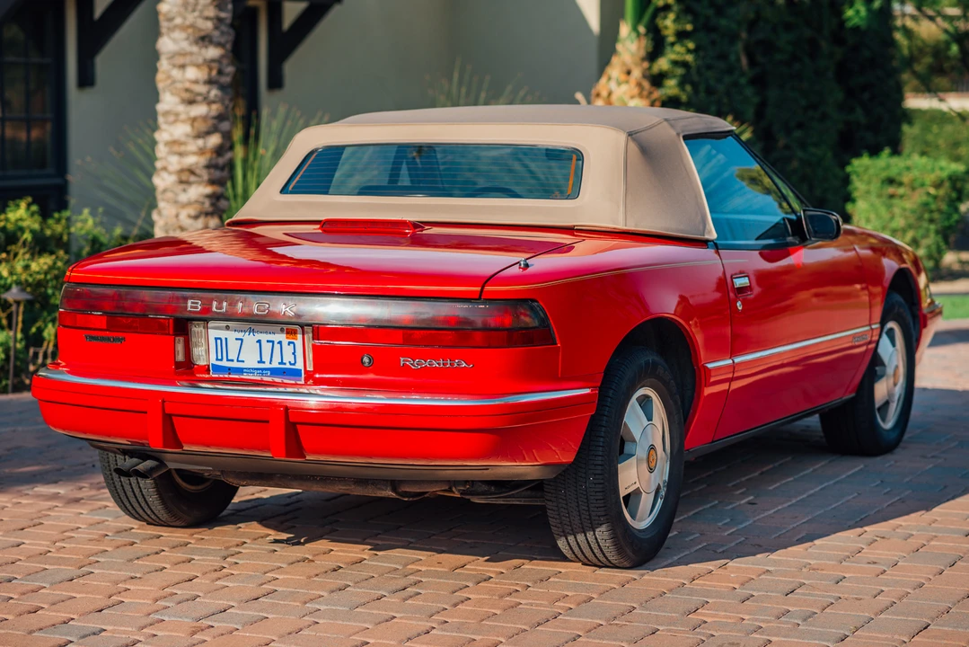 1990 Buick Reatta - Image 6 of 31