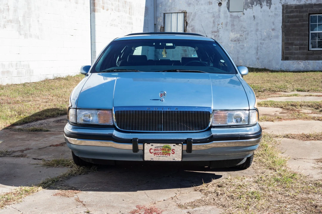 1993 Buick Roadmaster - Image 2 of 31