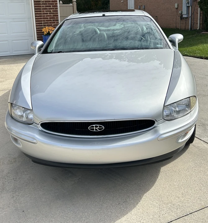 1999 Buick Riviera 8th Gen - Image 9 of 31