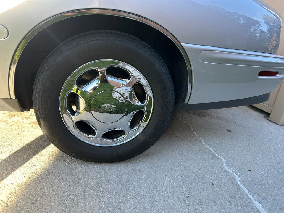 1999 Buick Riviera 8th Gen - Image 11 of 31