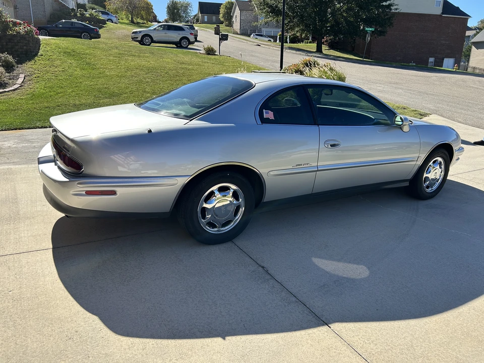 1999 Buick Riviera 8th Gen - Image 6 of 31