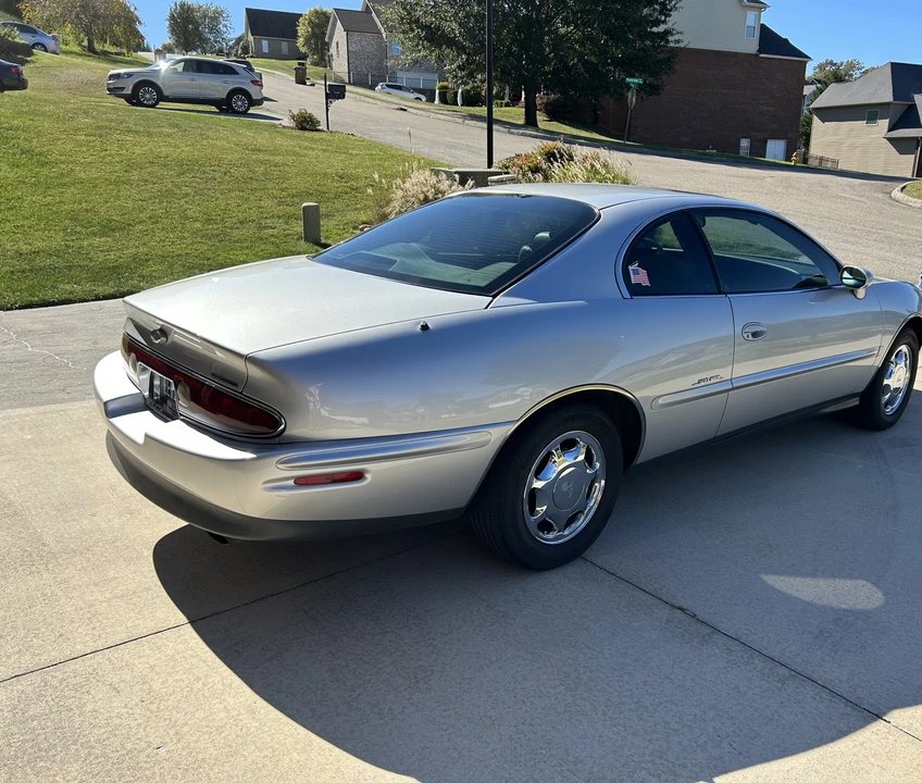 1999 Buick Riviera 8th Gen - Image 7 of 31