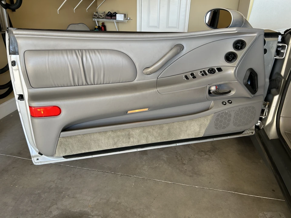 1999 Buick Riviera 8th Gen - Image 12 of 31