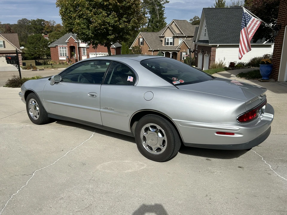 1999 Buick Riviera 8th Gen - Image 4 of 31