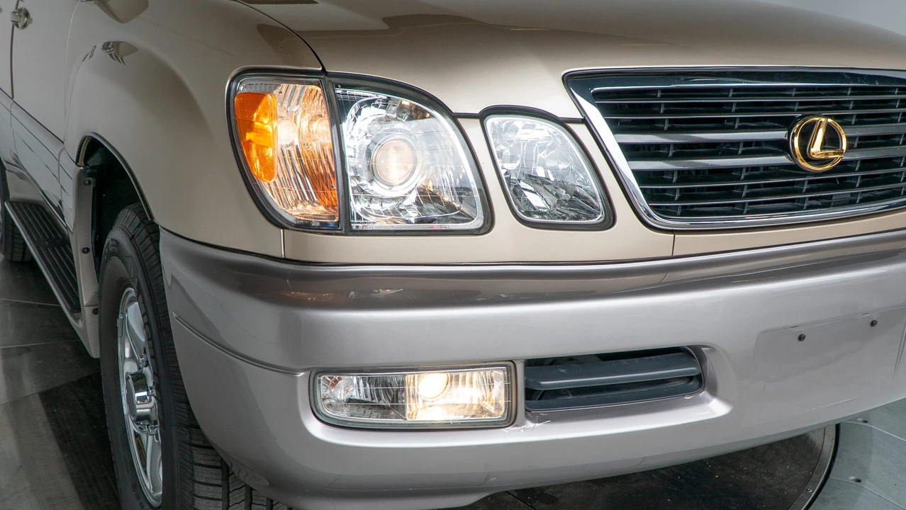 1999 Lexus LX 2nd Gen - Image 20 of 31