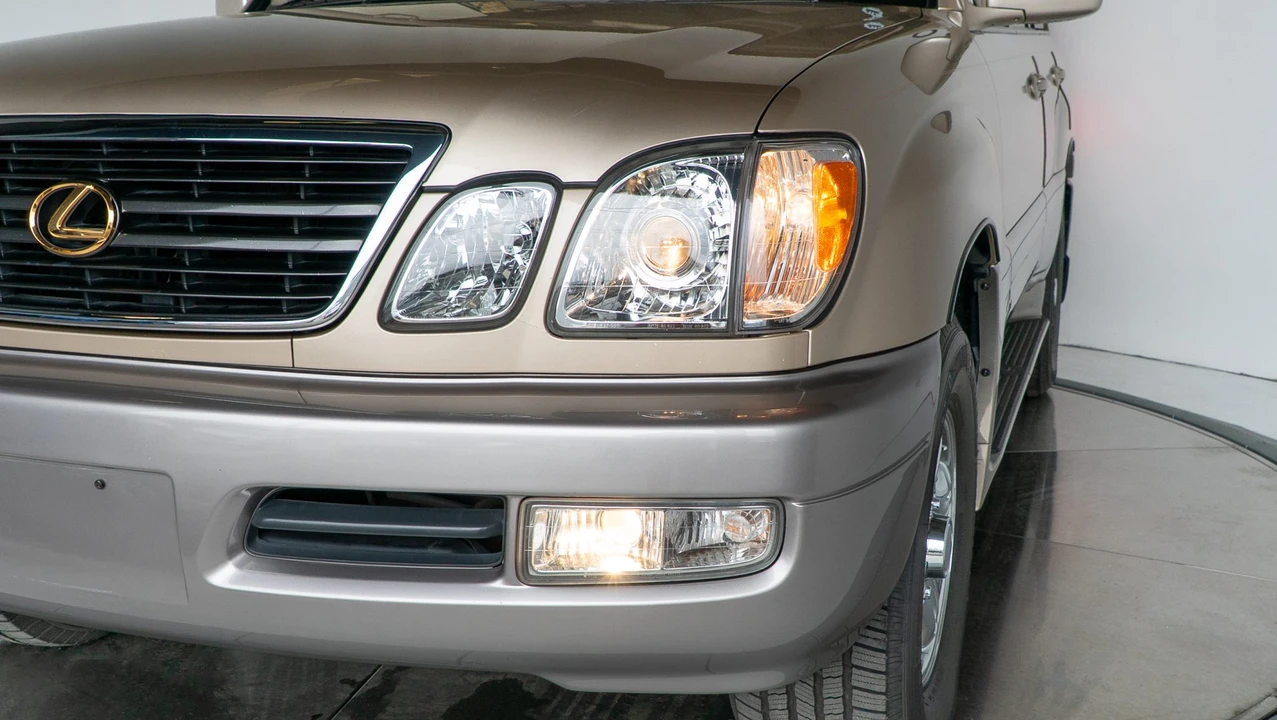 1999 Lexus LX 2nd Gen - Image 21 of 31