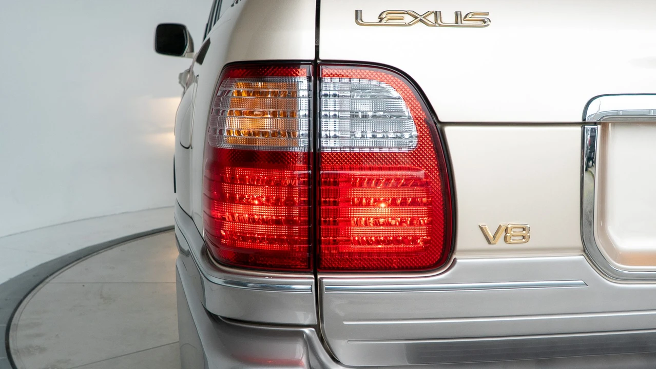 1999 Lexus LX 2nd Gen - Image 26 of 31