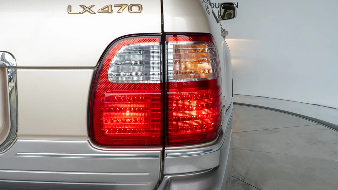 1999 Lexus LX 2nd Gen - Image 27 of 31