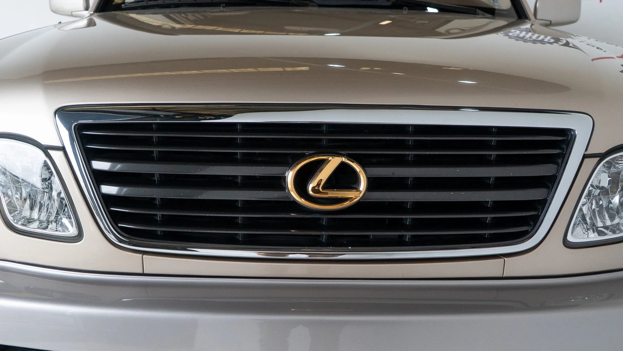1999 Lexus LX 2nd Gen - Image 22 of 31