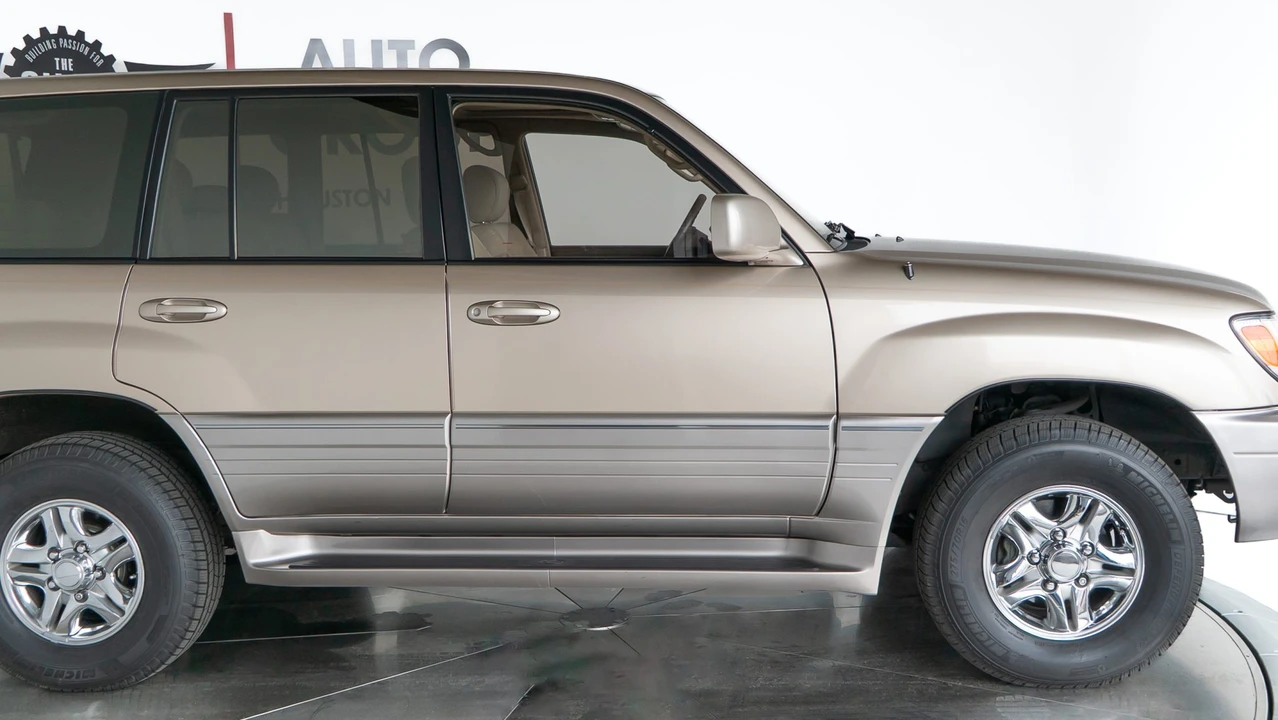 1999 Lexus LX 2nd Gen - Image 17 of 31