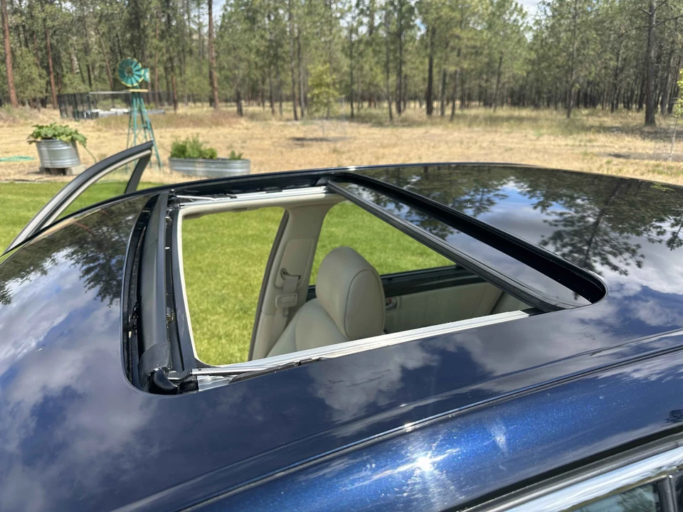 2001 Lexus LS 3rd Gen - Image 12 of 31