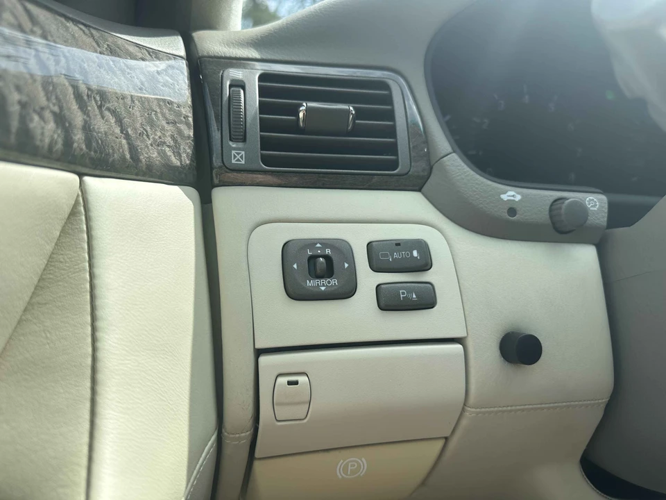 2001 Lexus LS 3rd Gen - Image 20 of 31