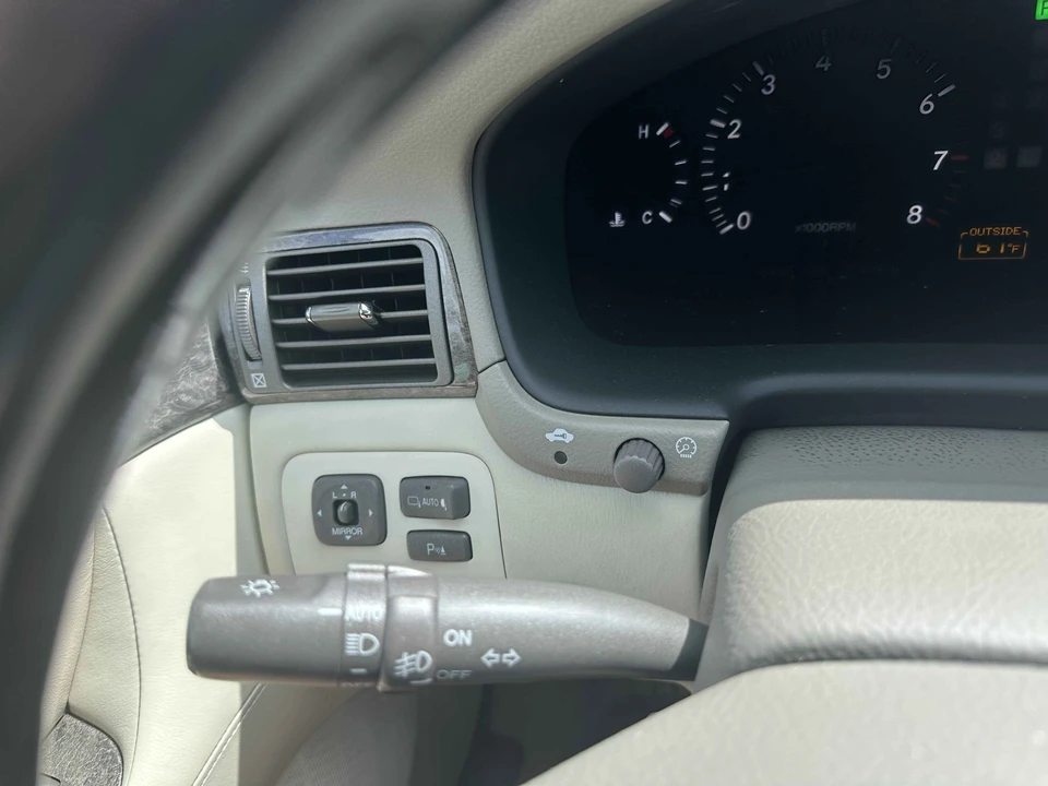 2001 Lexus LS 3rd Gen - Image 21 of 31