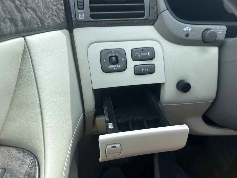 2001 Lexus LS 3rd Gen - Image 22 of 31
