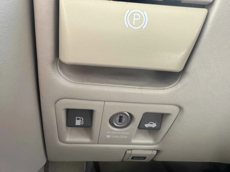 2001 Lexus LS 3rd Gen - Image 24 of 31