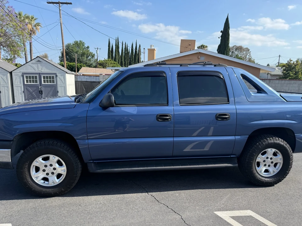 2004 Chevrolet Avalanche - Image 10 of 31