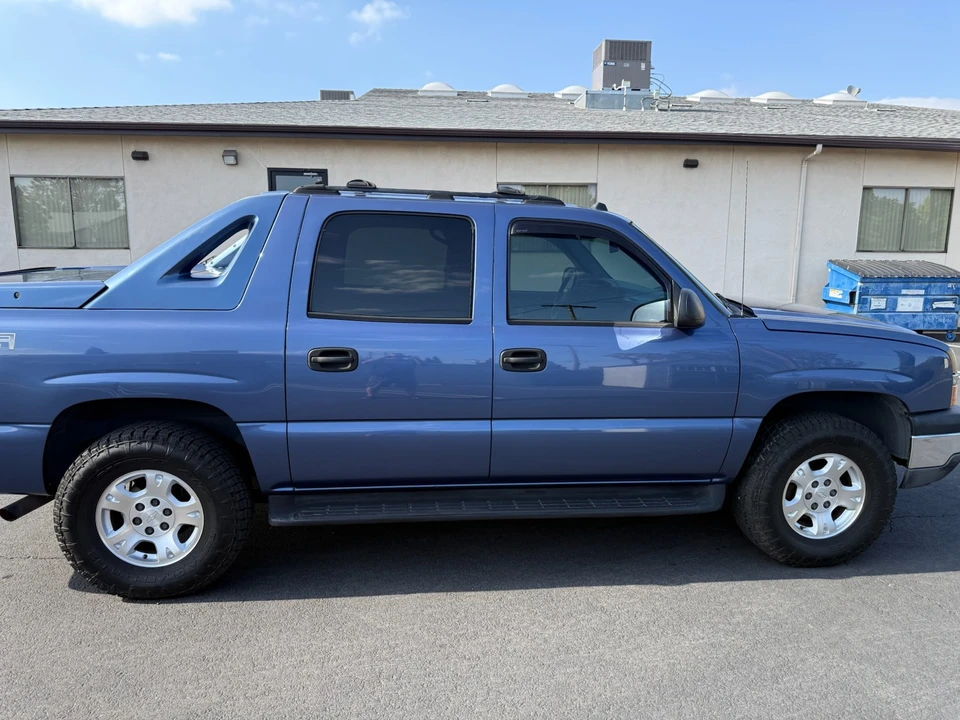 2004 Chevrolet Avalanche - Image 11 of 31