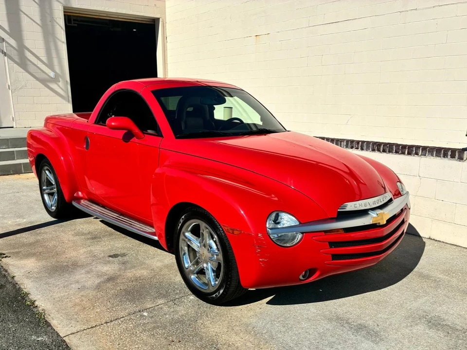 2004 Chevrolet SSR - Image 3 of 31