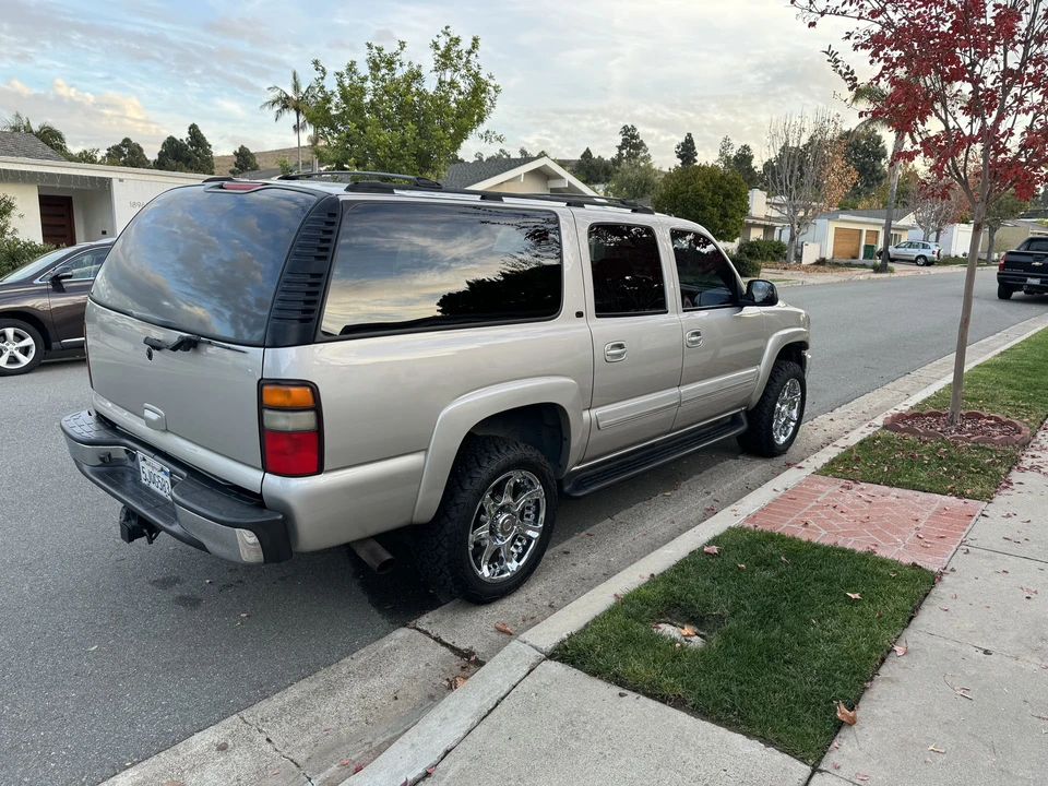 2004 Chevrolet Suburban 9th Gen - Image 11 of 31