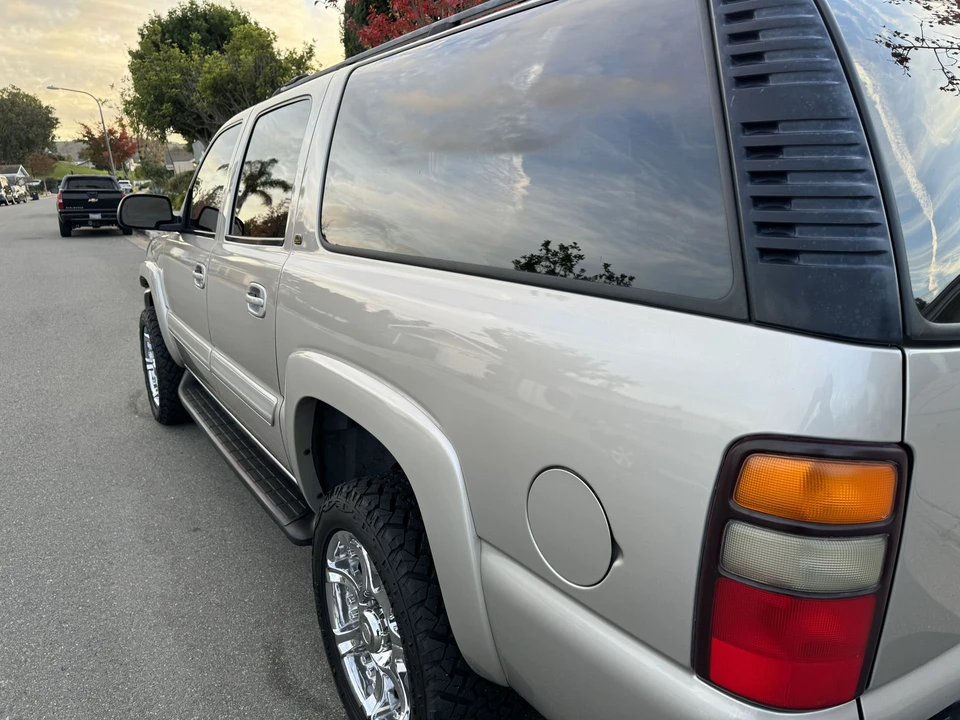 2004 Chevrolet Suburban 9th Gen - Image 12 of 31