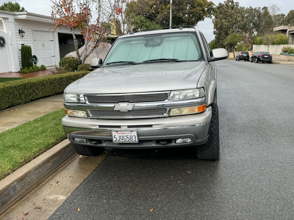 2004 Chevrolet Suburban 9th Gen - Image 2 of 31