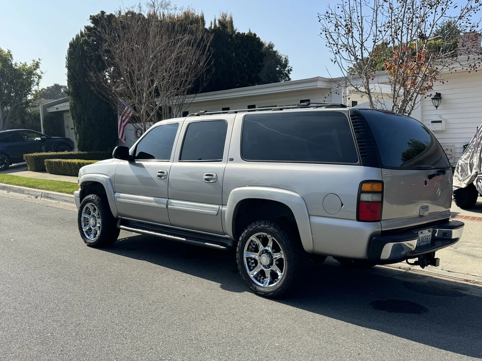 2004 Chevrolet Suburban 9th Gen - Image 9 of 31