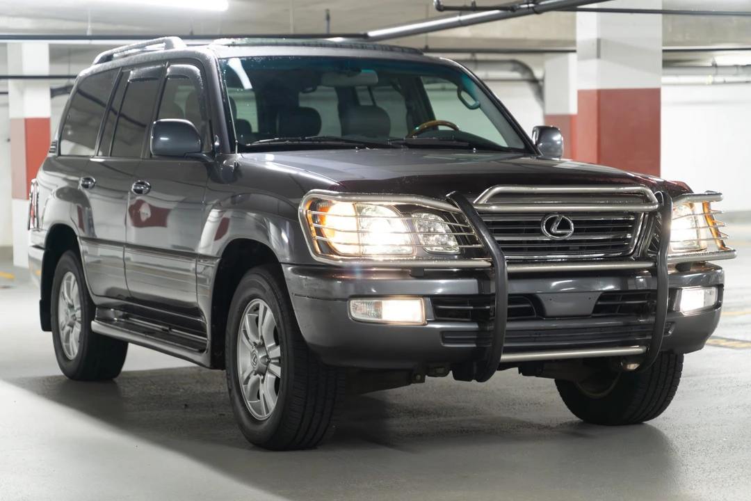2004 Lexus LX 2nd Gen - Image 17 of 31