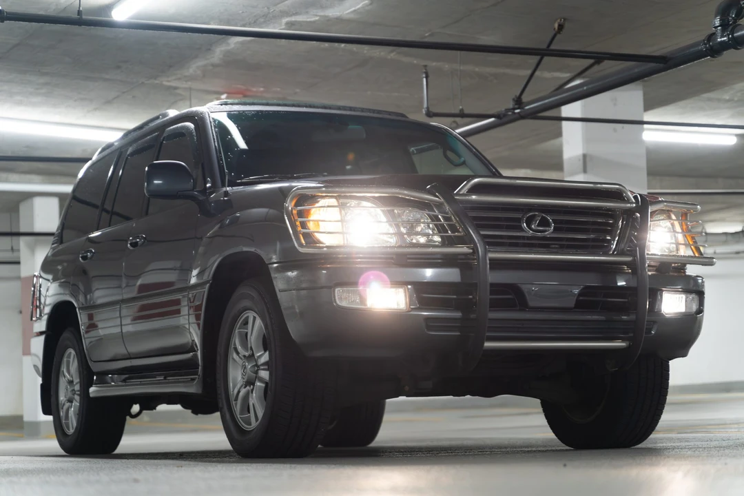 2004 Lexus LX 2nd Gen - Image 18 of 31