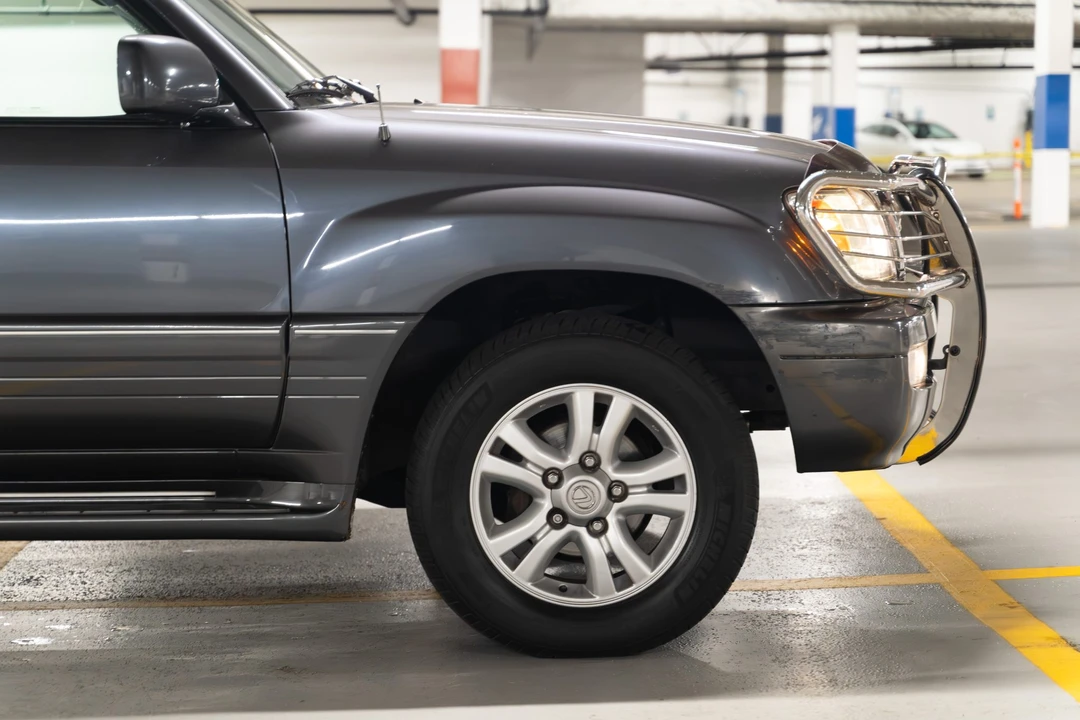 2004 Lexus LX 2nd Gen - Image 27 of 31