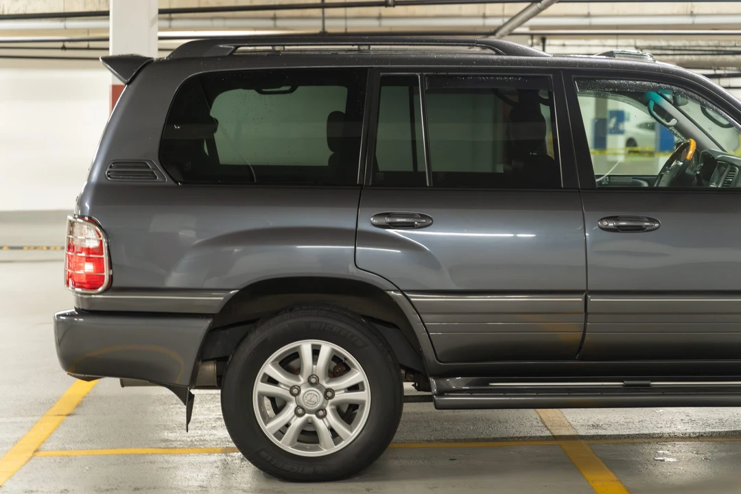 2004 Lexus LX 2nd Gen - Image 25 of 31