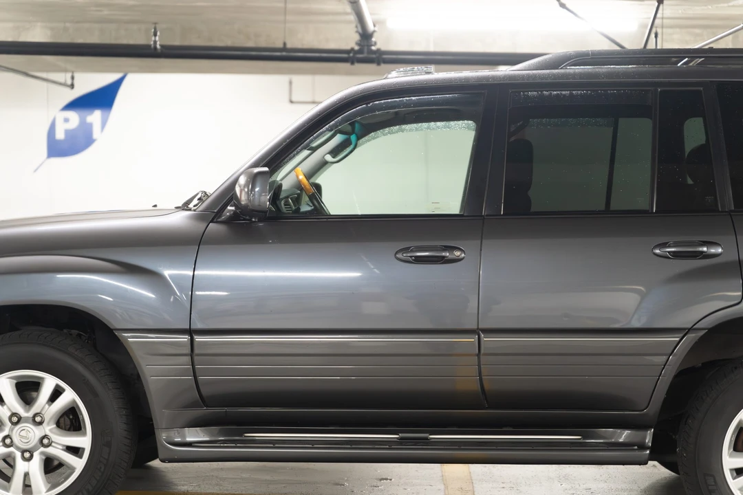 2004 Lexus LX 2nd Gen - Image 23 of 31