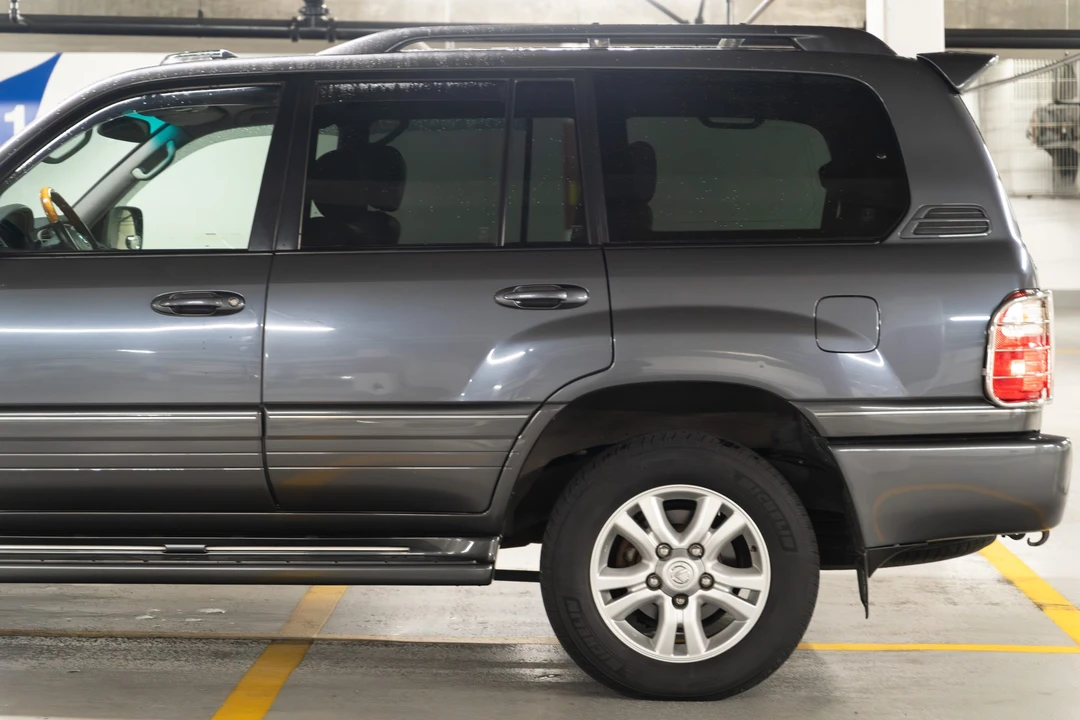 2004 Lexus LX 2nd Gen - Image 24 of 31