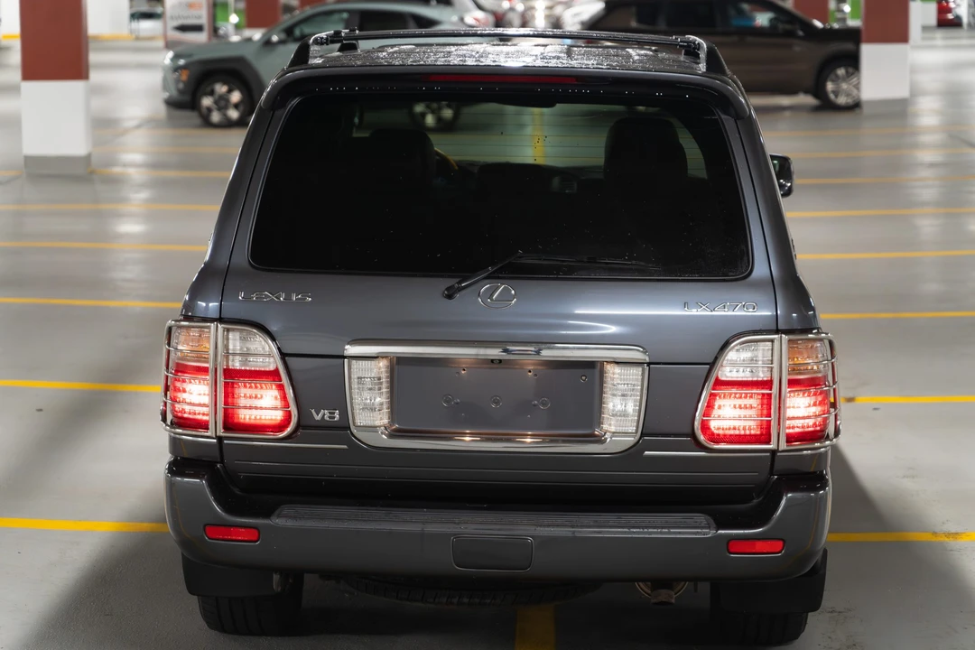 2004 Lexus LX 2nd Gen - Image 12 of 31