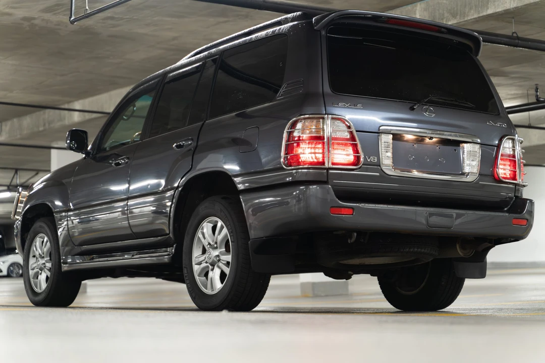 2004 Lexus LX 2nd Gen - Image 9 of 31