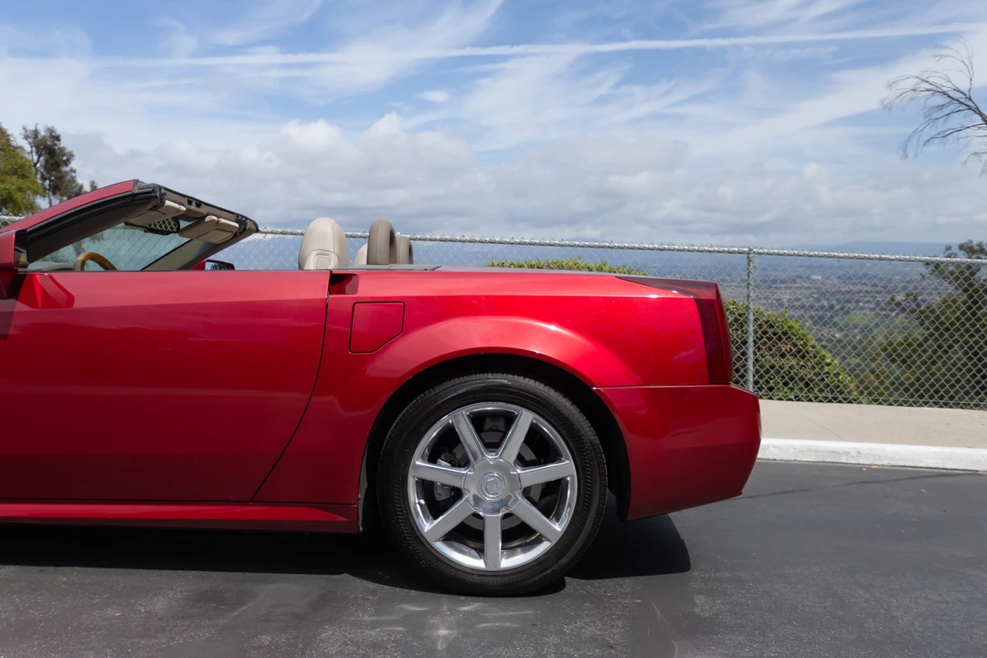 2005 Cadillac XLR - Image 16 of 31